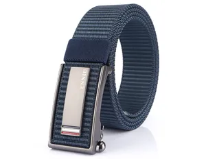 Dettaglio della cintura in nylon intrecciato blu navy con fibbia automatica in metallo spazzolato