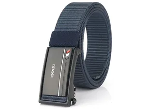 Dettaglio della cintura in nylon blu scuro con fibbia automatica nera e logo del marchio