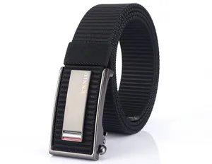 Dettaglio della cintura in nylon nero con fibbia automatica in metallo grigio canna
