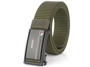 Dettaglio della cintura in nylon verde militare con fibbia automatica in lega nera e logo