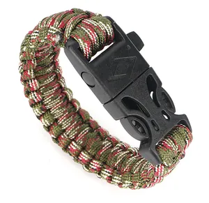 Dettaglio del bracciale di sopravvivenza in paracord multicolore con fibbia nera outdoor