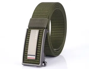 Dettaglio della cintura tattica in nylon verde militare con fibbia automatica in lega opaca