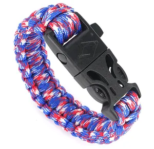 Dettaglio del bracciale di sopravvivenza in paracord tricolore con fibbia nera