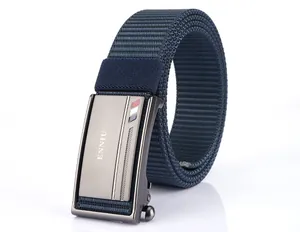 Dettaglio della cintura in nylon blu navy con fibbia automatica in lega di zinco