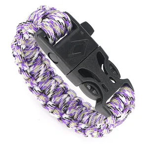 Vista ravvicinata del bracciale in paracord viola e bianco con trama a onde e fibbia