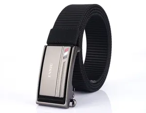 Dettaglio della cintura in nylon nero intrecciato con fibbia automatica in metallo spazzolato