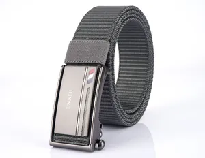 Dettaglio della cintura tattica in nylon grigio scuro con fibbia automatica in metallo