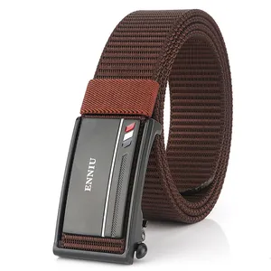 Cintura da uomo in nylon marrone con fibbia automatica nera e dettagli a righe