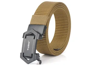 Detail eines taktischen Nylongürtels in Coyote Brown mit hohler Metallschnalle