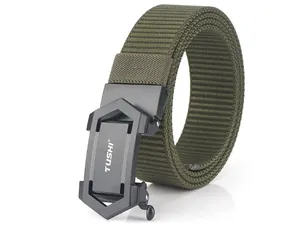 Detailaufnahme des armee-grünen Nylon-Gürtels mit schwarzer Metallschnalle