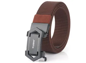 Detailansicht eines braunen Nylon-Gürtels mit schwarzer geometrischer Automatikschließe
