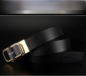 Détail de ceinture en cuir noir avec boucle automatique dorée et logo de marque gravé