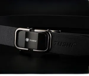 Gros plan sur la boucle automatique en alliage de zinc avec logo lion sur ceinture noire