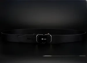 Détail de la ceinture en cuir noir avec une boucle automatique en métal pour hommes d'affaires