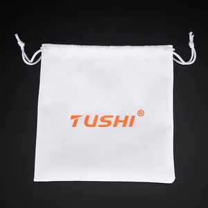 Nahaufnahme eines weißen Kordelzugbeutels mit orangefarbenem TUSHI-Logo und Kordelzug