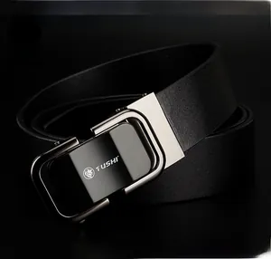 Détail d'une ceinture en cuir de vachette avec boucle automatique en métal brossé