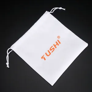 Weißer Kordelzugbeutel mit orangefarbenem TUSHI-Logo aus strapazierfähigem Gewebe