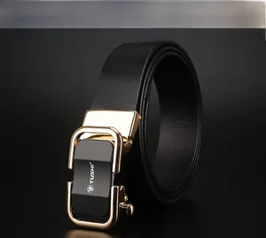 Détail de la boucle automatique dorée avec finition mate et ceinture en cuir noir