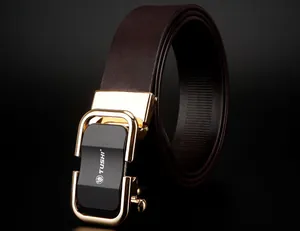 Détail de ceinture en cuir véritable avec boucle automatique dorée et logo loup gravé