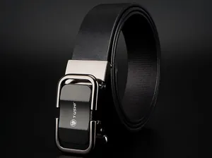 Détail de la boucle automatique avec logo aigle sur une ceinture en cuir noir de qualité