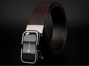 Gros plan d'une ceinture en cuir marron avec boucle automatique et rail de serrage