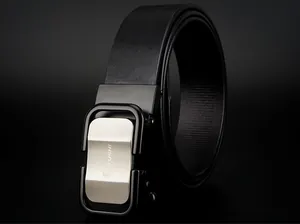 Détail de la boucle automatique en argent brossé et ceinture en cuir noir pour homme
