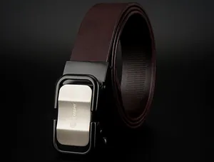 Détail de la ceinture en cuir marron foncé avec boucle automatique en métal brossé noir