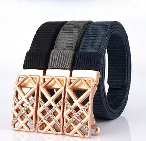 Makroansicht von Nylon-Gürteln mit strassbesetzten, roségoldenen geometrischen Schließen