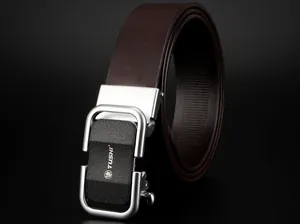 Gros plan sur ceinture en cuir marron avec boucle automatique argentée et crémaillère