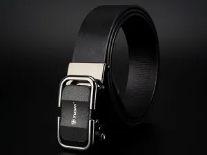 Détail de la ceinture en cuir noir montrant la boucle automatique et la finition mate