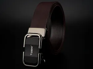 Détail de la boucle automatique TUSHI et du cuir véritable pour ceinture pour homme