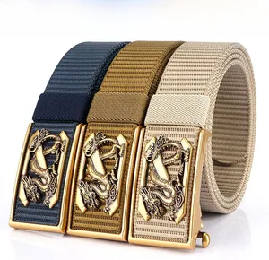 Détail de ceintures en nylon avec boucles dorées à relief dragon en trois couleurs
