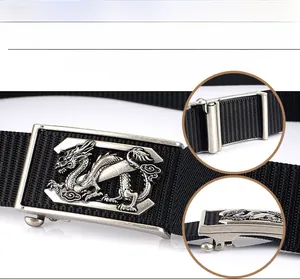 Détail de la boucle en alliage argenté avec relief de dragon sur une ceinture en nylon noir
