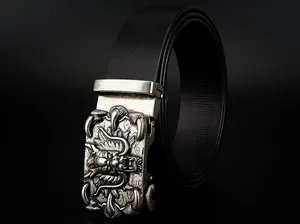 Detail eines Herren-Ledergürtels mit silberner Drachenschnalle und schwarzem Lederband