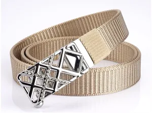 Detailaufnahme des geflochtenen Nylongürtels mit silberner Strass-Geometrie-Schnalle