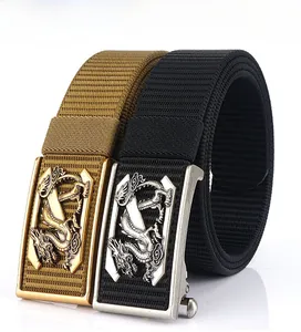 Détail d'une ceinture en nylon avec boucle de dragon en métal en kaki et noir