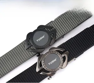 Détail de ceintures en nylon tissé noir et gris foncé avec boucles en alliage mat