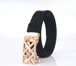 Detail eines Flechtgürtels mit roségoldener geometrischer Schnalle und Strass