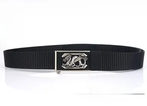 Détail de la boucle automatique en métal avec dragon argenté sur ceinture nylon