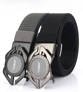 Détail de ceintures en nylon gris et noir avec boucles automatiques et motif grecque