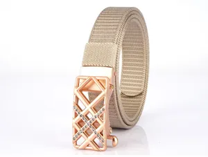 Details des khakifarbenen Nylon-Webgürtels mit roségoldener Strass-Schnalle