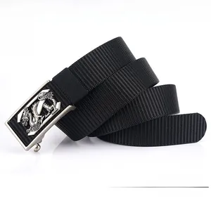 Détail d'une ceinture en nylon noir épais montrant la boucle dragon argentée et la texture