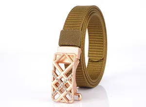 Detail von senfgelbem Webgürtel mit roségoldener geometrischer Strass-Schnalle