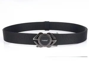 Détail de la boucle automatique en alliage avec motif grec sur une ceinture en nylon