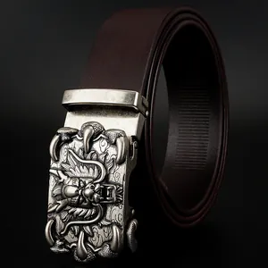 Herren-Ledergürtel mit Drachen-Automatikschließe auf hochwertigem dunklem Lederband