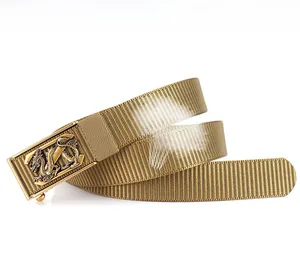 Détail de la boucle automatique dorée avec motif dragon en relief sur ceinture en nylon