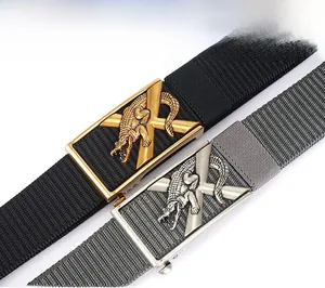 Détail de ceintures en nylon robuste avec boucles en alliage au motif crocodile ciselé