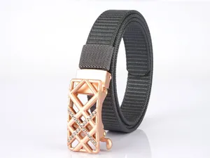 Detail eines grauen Nylon-Webgürtels mit roségoldener Hohlschnalle und Glitzersteinen