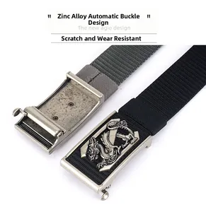 Détail de la boucle automatique en alliage de zinc avec relief de dragon et sangle nylon