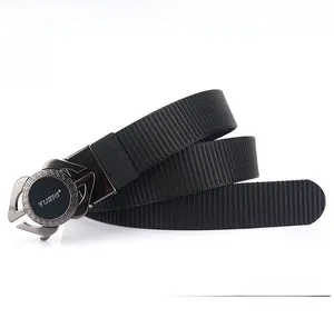 Détail de la ceinture tactique en nylon noir avec boucle en alliage et motifs de grecques